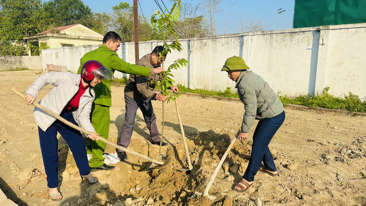 cán bộ công chức trồng cây